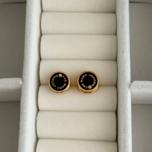 Örhängen Marc Jacobs - Säljer mina söta Marc Jacobs örhängen som är använda mindre än 5 ggr då de inte var min stil. Nypris 900 kr