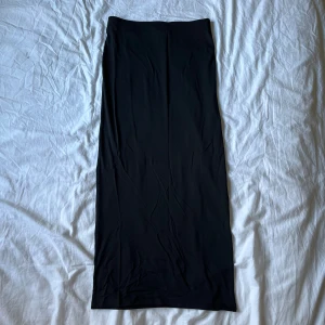 Svart långkjol från H&M - Svart långkjol från H&M, nästan oanvänd. 