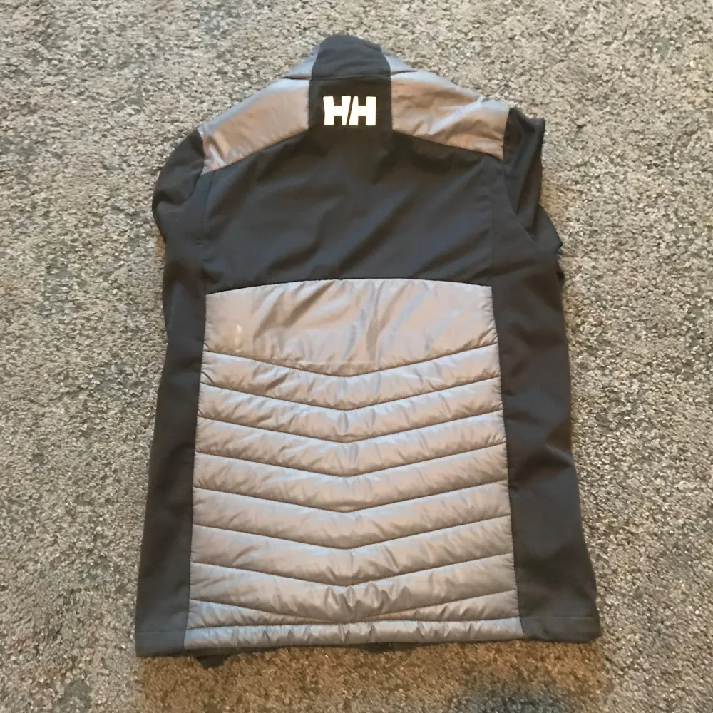 En snygg och stilren cardigan från helly hansen som är perfekt nu inför våren, storlek 158-164 men kan passa dig som är lite längre, skicket är dåligt därav det billiga priset, hör av dig för bild på defekterna eller om du har någon annan fundering!. Takit.