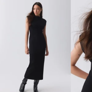 Klänning från Gina  - Elegant svart långklänning från Ginatricot med en stilren design. Klänningen har en hög hals och är ärmlös, vilket ger en sofistikerad look. Perfekt för en kväll ute eller en formell tillställning.