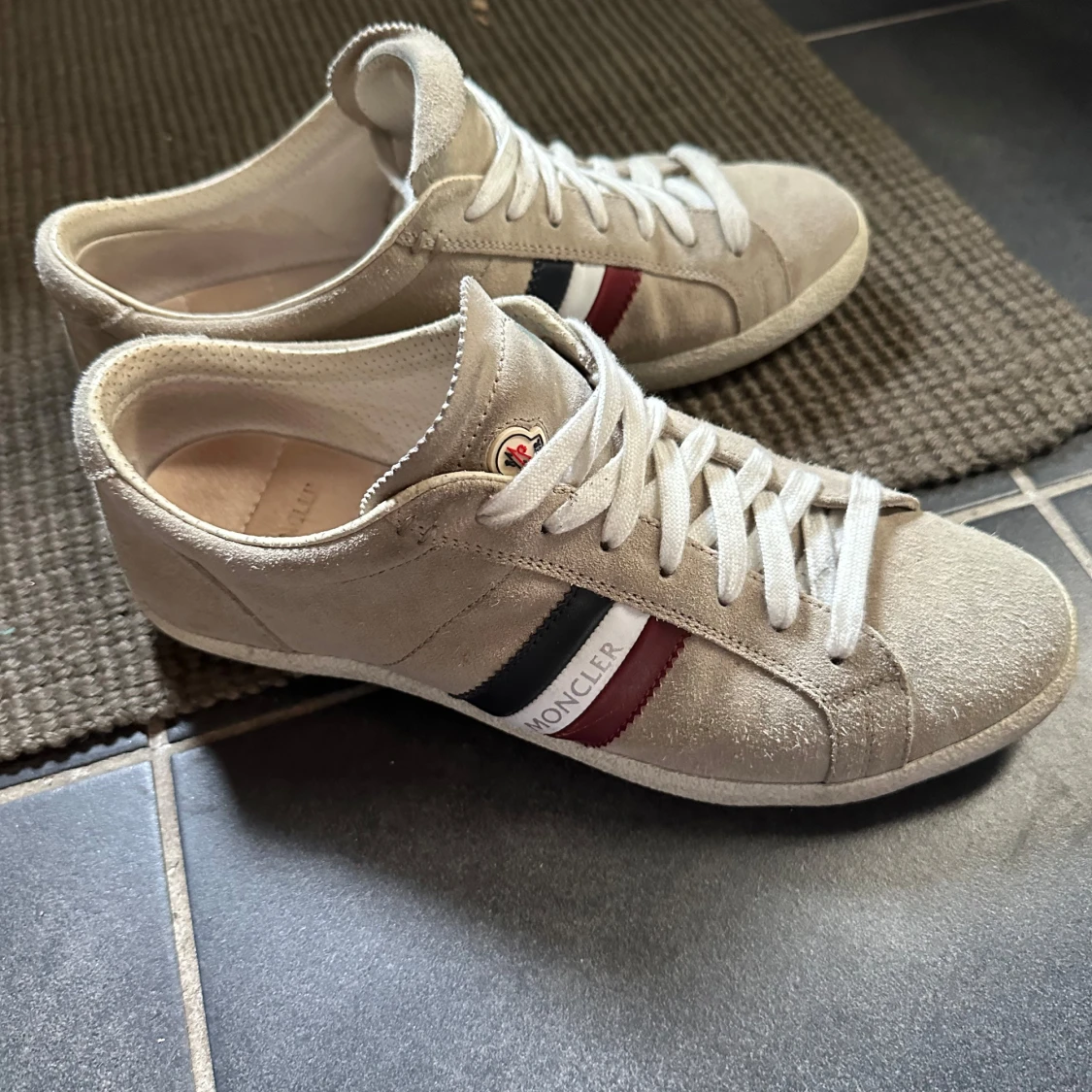 Beige sneakers från Moncler - 1