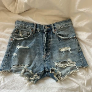Blå jeansshorts från zara  - Snygga blå jeansshorts från zara. Använda 1 gång