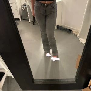 Grå jeans - Säljer mina gråa jeans från Gina tricot, knappt använda. 