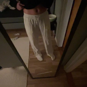 Vita mjukisbyxor - Säljer ett par vita linnebyxor som är i storlek 152 men jag som är 160 cm tycker de sitter som Xs/S. 
