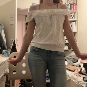 Vit offshoulder topp - Söt off shoulder topp i strl 158/164 men passar xs och s