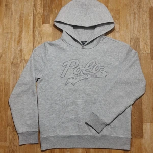 Grå hoodie från Ralph Lauren - Riktigt snygg Ralph Lauren hoodie med broderad Polo-logga. Stl 14-16, storlek ungefär som en vuxen XS(tjej) eller XXS(kille). Superfint skick! Fråga gärna mått etc. 