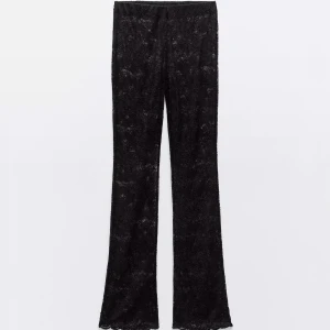 Svarta spetsbyxor - Snygga svarta byxor i spetsmaterial med en elegant och genomskinlig look. De har en tight passform upptill och blir vidare nedtill, vilket ger en trendig siluett. Perfekta för att skapa en stilfull outfit. Säljer dessa då de är för korta på mig (174cm)!