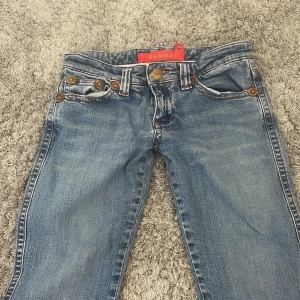 Blå jeansbyxor från Fishbone - Snygga blå low waist bootcut jeans från Fishbone. Storlek 26, köpta för 400kr på plick, säljer för att dem inte passar mig! 