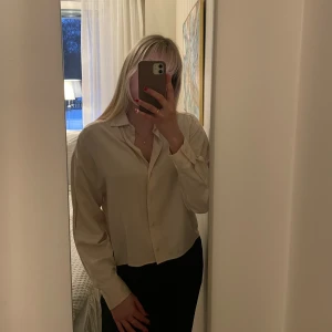 Beige satin-skjorta  - Snygg satinskjorta från BikBok 🤗