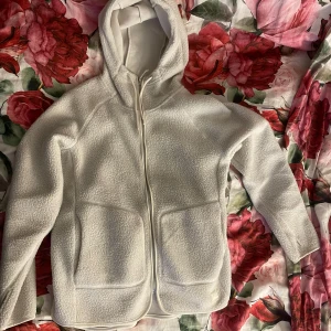 Vit fleecejacka från McKinley - Säljer en mysig vit fleecejacka från McKinley. Jackan har helt oanvänd. Perfekt för kyliga dagar när du vill hålla dig varm och bekväm. 🧥✨