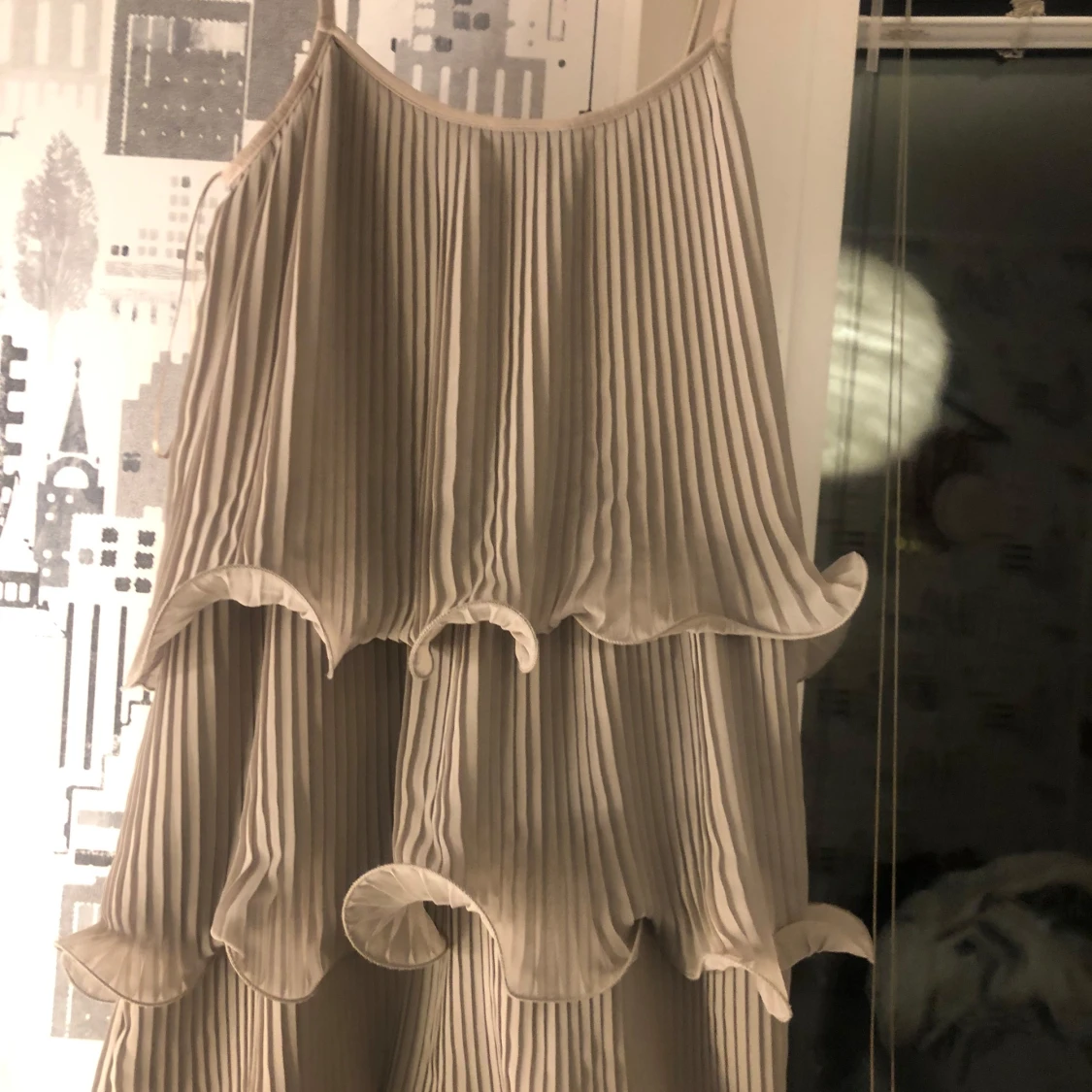 Trendig plisserad klänning med volanger - 2