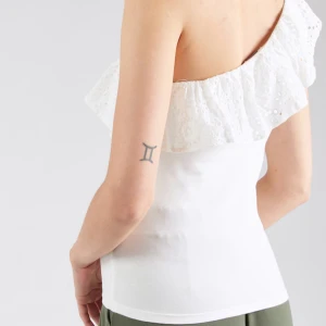 Vit offshoulder topp från Holly & Whyte - Säljer en söt vit offshoulder topp från Holly & Whyte med volangdetaljer. Perfekt för sommarens varma dagar💕💕