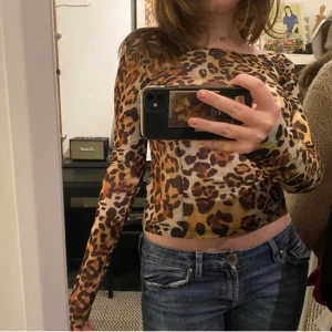 Leopardmönstrad topp från & Other Stories - Säljer en leopardmönstrad långärmad topp från & Other Stories. Toppen har en tight passform och är perfekt för att ge en djärv look. Tillverkad i ett mjukt och stretchigt material.