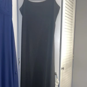 Vintage glittrig balklänning  - Gammal modell av balklänning ifrån JDY. Klänningen är glittrig och har öppen rygg. Perfekt till balen. Osäker på nypris! Storlek M❤️