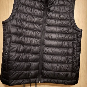 Svart quiltad väst från Boss - säljer en svart hugo boss väst, den ser ut som ny har inte andvänt den alls darfär att den är för stor