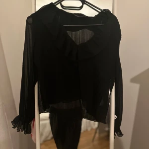 Svart blus från Zara - Säljer denna fina blusen från Zara då de. inte kommer till användning längre.