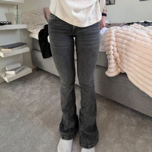 Grå bootcut jeans - Snygga grå bootcut jeans från Gina Tricot. 