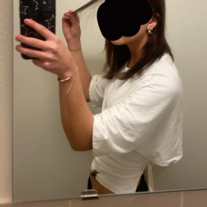 Vit knytblus från Nelly -  (storlek M men passar för mig som har vanligtvis s-xxs) helt ny