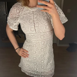 Broderad mini klänning vit strl s - Broderad mini klänning, vit strl s  Såå fin klänning perfekt till studenten!!! Sitter sååå fint på!!❤️ liksom lite A-formad så sitter tajt i midjan men går sedan ut❤️