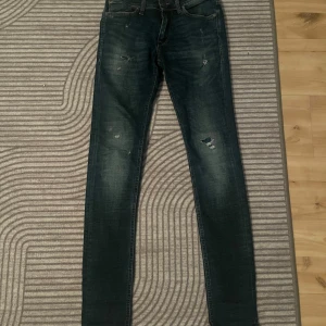 Blå skinny jeans från Jack & Jones - Säljer nu mina jeans från Jack & Jones med slitna detaljer. De sitter perfekt och är snygga och väldigt bra skick. Det är storlek 29/34 som ni ser på bilderna. Hör av er vid frågor eller mer bilder.  Kan gå ner i pris vid snabb affär😀