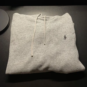Ralph Lauren Hoodie - Jävligt snygg Ralph Lauren Hoodie i storlek M. Passformen är lite kortare i magen vilket bör noteras! Tröjan är i väldigt bra skick utan synliga defekter. Mitt pris: 399 kr men är diskutabelt. Hör gärna av dig vid funderingar!😃