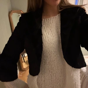 Svart trekvartsärmad pälsjacka - Snygg svart trekvartsärmad jacka. Den är i sammets/fuskpäls material. Storlek 42 men väldigt liten så funkar bra på S