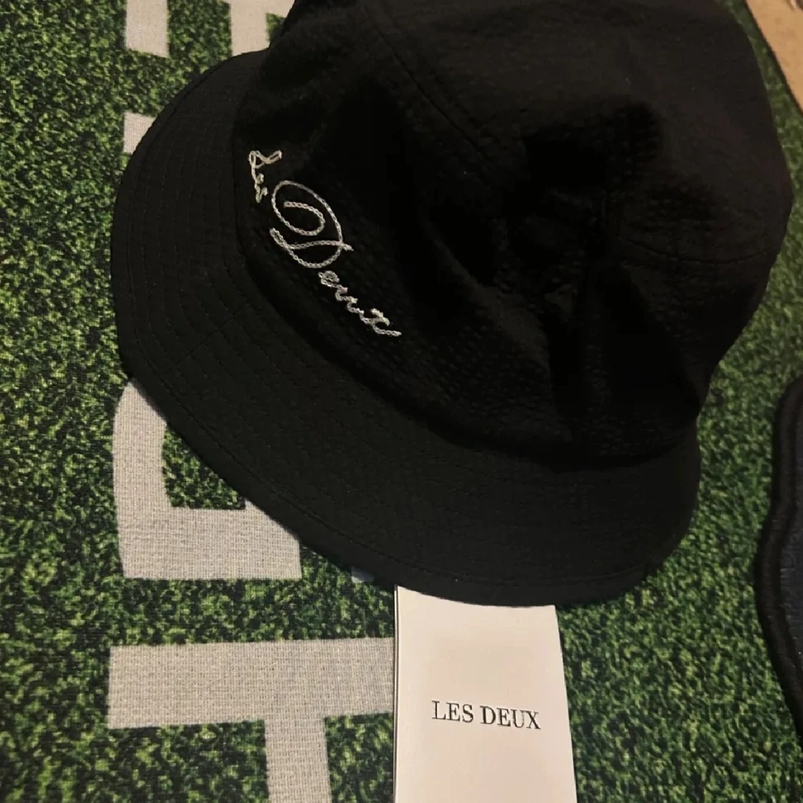 Svart hatt från Les Deux