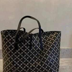 By Malene Birger väska - Säljer min fina väska från by Malene Birger i modell Abigail. Bilderna är lånade då jag inte är hemma just, men bilderna är på väskan jag har! Väskan är sparsamt använd men har spår av användning på innefodret på väskan. Byte och förstärkning av remmar på väskan har utförs hos en sömmerska. Remmarna är i 100% läder, plånbok/necessär kommer med. Nypris ca 3000kr