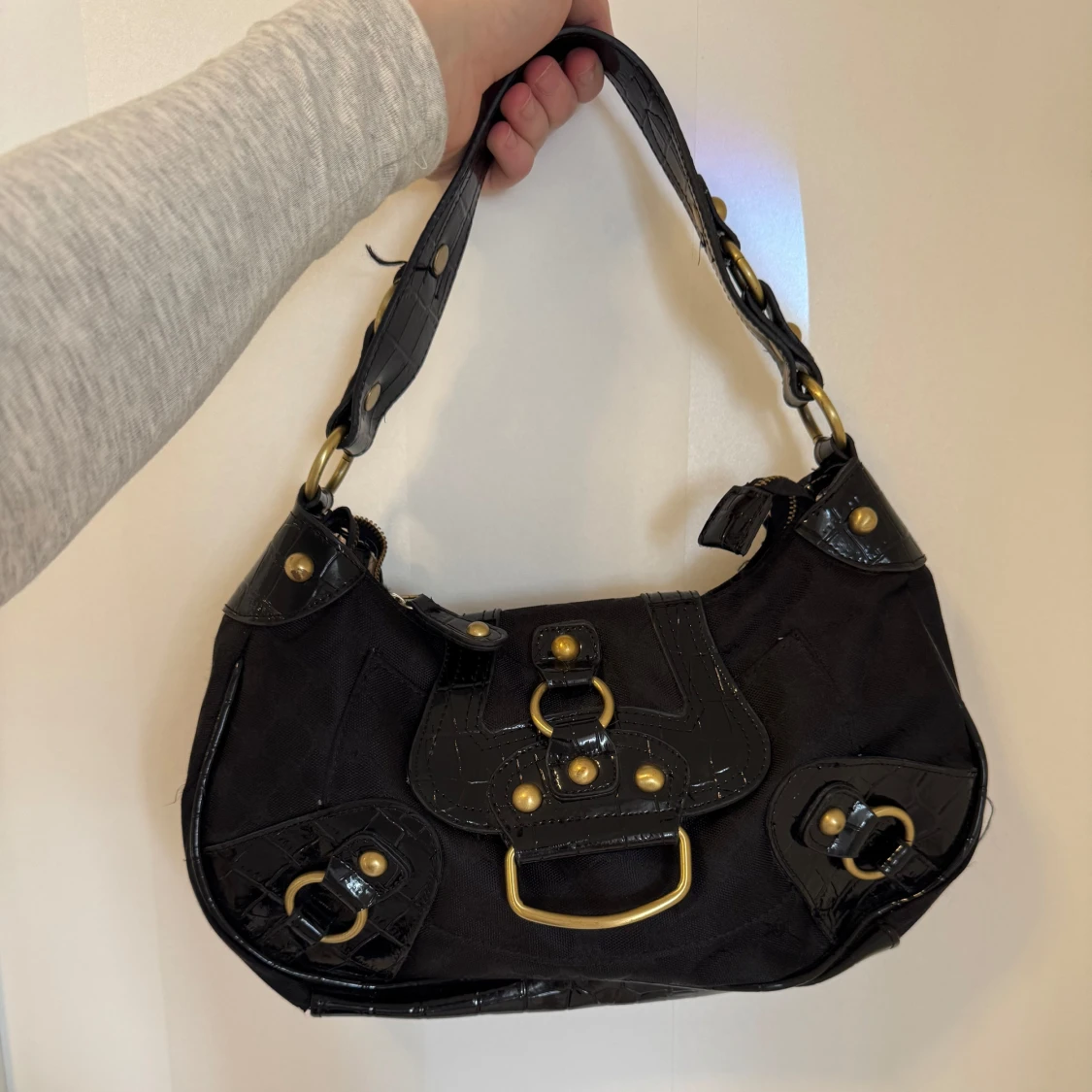 Svart axelväska med gulddetaljer