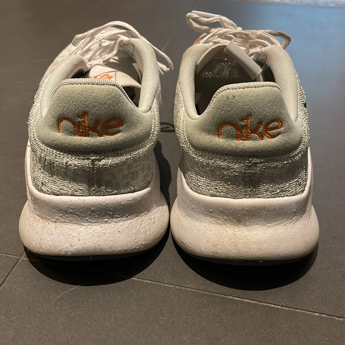 Nike löparskor i vitt och orange - 4