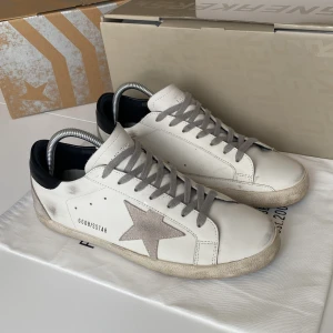 Golden Goose Skor - Tja, säljer dessa Golden Goose skor i 9/10 skick, använd i ca 2 månader, nypris ca 5500kr, säljer för endast 2299kr, du får med en dustbag, priset är ej hugget i sten, vid frågor eller funderingar skicka Pm 📩 // Mvh HamWear 