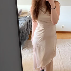 Champagnefärgad oneshoulderklänning - En helt oanvänd balklänning med onesholderklänning som även passar som en s i storlek och som har lappen kvar  💕