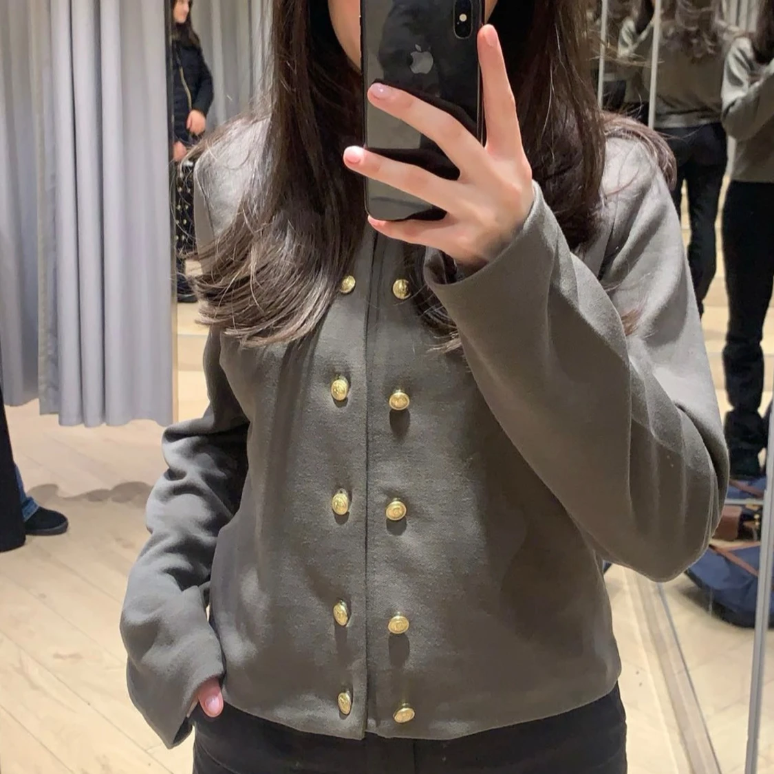 Grön kofta med guldknappar