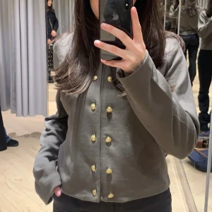 Grön kofta med guldknappar - Grön kofta från hm