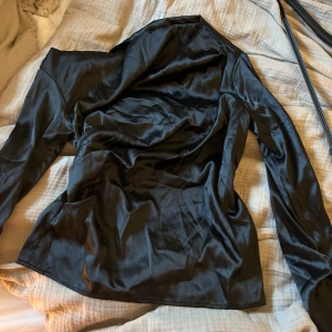Sjukt snygg silkes tröja - Silkes tröja som är galet snygg, sne skärd så går lite lägre över ena axeln. Jättebra kvalitet och lite figursydd, storlek S. Lapparna kvar endast provad då den var lite fel i storlek!