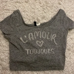 Grå croppad topp från H&M - Säljer en grå croppad topp från H&M. Varan har används fåtal gånger. Storlek XS. Vid frågor kontakta mig 💗