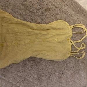 Gult sommar linne - Passar jätte bra på dig som är blond, brunetter också såklart!❤️