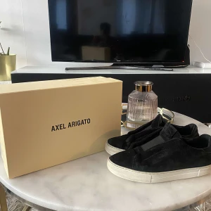 Svarta Axel Arigatos vit sula - Snygga svarta sneakers från Axel Arigatos. Pris kan diskuteras storlek 42.