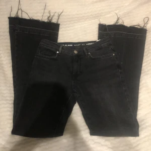 Svarta jeans med fransiga kanter - Snygga svarta jeans från bikbok med låg midja och flare-stil. De har en cool fransig kant vid bensluten och klassisk femficksdesign. Perfekta för en trendig look.💓köpta för 600 och säljs för nästan 50% off💞