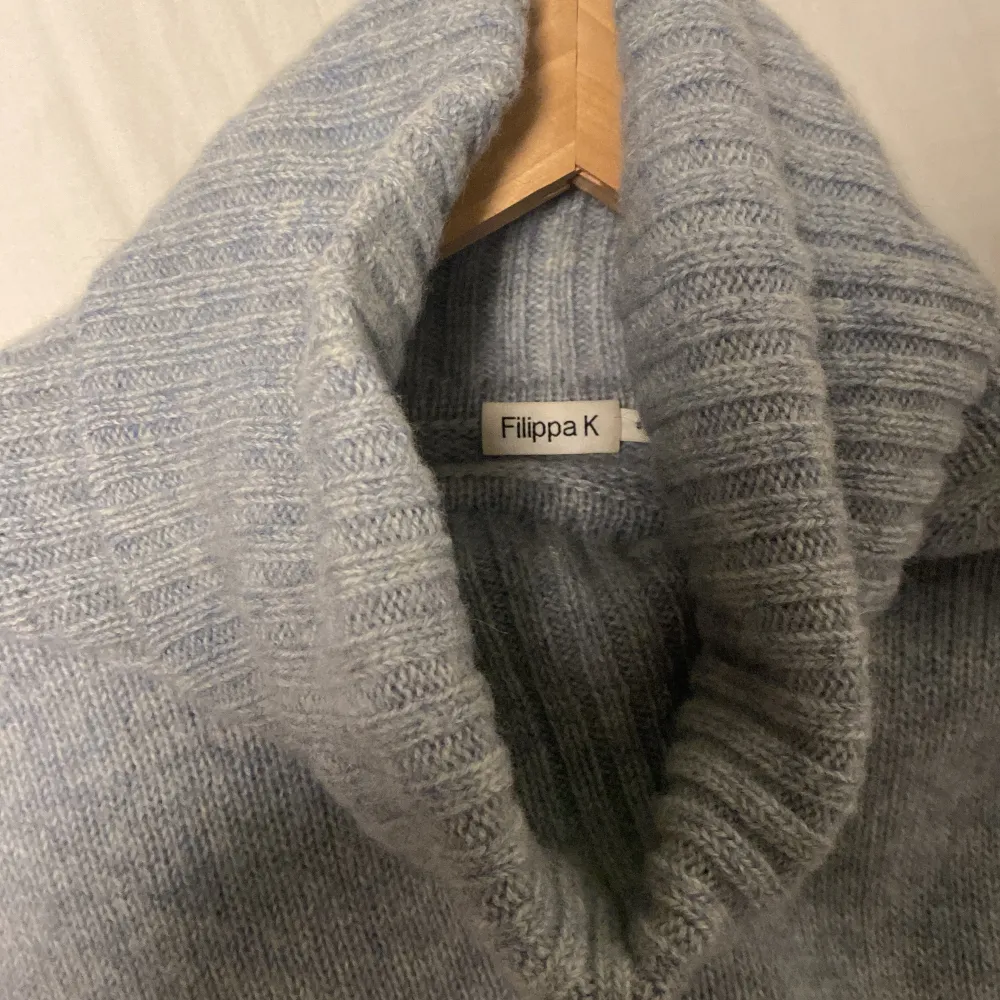 100% ullSäljer en stilren grå polotröja från Filippa K. Tröjan är stickad och har långa ärmar med ribbade detaljer vid ärmslut och nederkant. Perfekt för kyliga dagar. . Neuletakit & Villapaidat.
