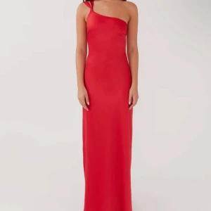 Röd oneshoulder långklänning - Snygg röd oneshoulder långklänning med öppen rygg och knytband. Perfekt för en finsittning eller balen som nu närmar sig. Säljer på grund av att jag inte tyckte den passade mig 🥰