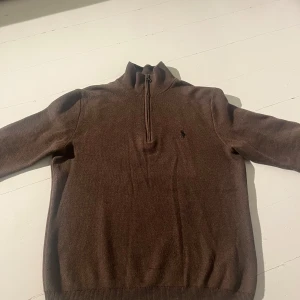 Ralph luren halv zip  - Säljer en riktigt fet grish Ralph lauren tröja! Det är en halv zip som kostar 2300kr ny pris och jag säljer den för 1800 ❗️PRIS KAN DISKUTERAS❗️.                   Anledningen till att jag säljer den är för att jag har växt ur den och har inte heller använt den så mycket! Passar riktigt bra till skjorta! Perfekt till våren/sommaren! 