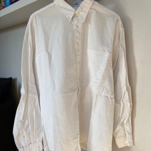 Vit skjorta - Bra skick, nästan aldrig använd.