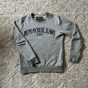 Replay Sweatshirt - Fet tröja från Replay, säljer då den inte används. Storlek M men passar mer S. Hör av dig vid fråga.
