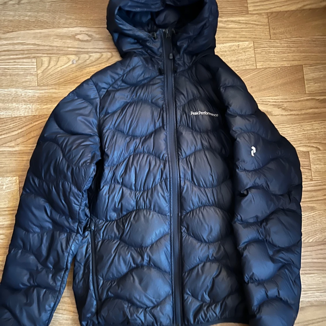 Mörkblå dunjacka från Peak Performance