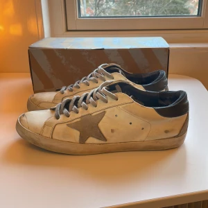  Vita Golden goose skor - Skick: 8/10, använda sedan jul - storlek 45 (passar mindre) - skolåda ingår - nypris: 5000+. Perfekta inför sommaren! Pris kan diskuteras.