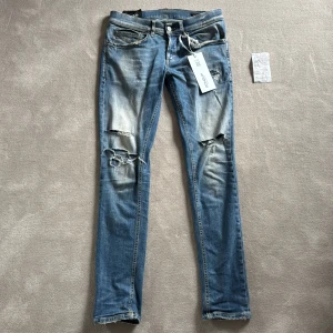 Dondup George jeans - Säljer nu ett par Dondup jeans i modellen George! Nypris ca 4 tusen. Dom är i använt skick men har mycket kvar att ge! Hör av er vid minsta fråga