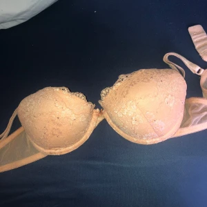 Beige spets-bh - En väldig fin bh storlek 80a seljer för den är för stor för mig runt om hjälte fin anars andvend 2/3 gonger 😊