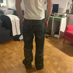 Ripped jeans - Jättesnygga jeans, OBS: färgen är som på de två första bilderna. De är sjukt unika o coola med hålen!! Det är bara att fråga ifall du undrar över något.  Mått: 40cm rakt över midjan, 81cm innerbenslängd, 105cm full längd, 26cm grenhöjd