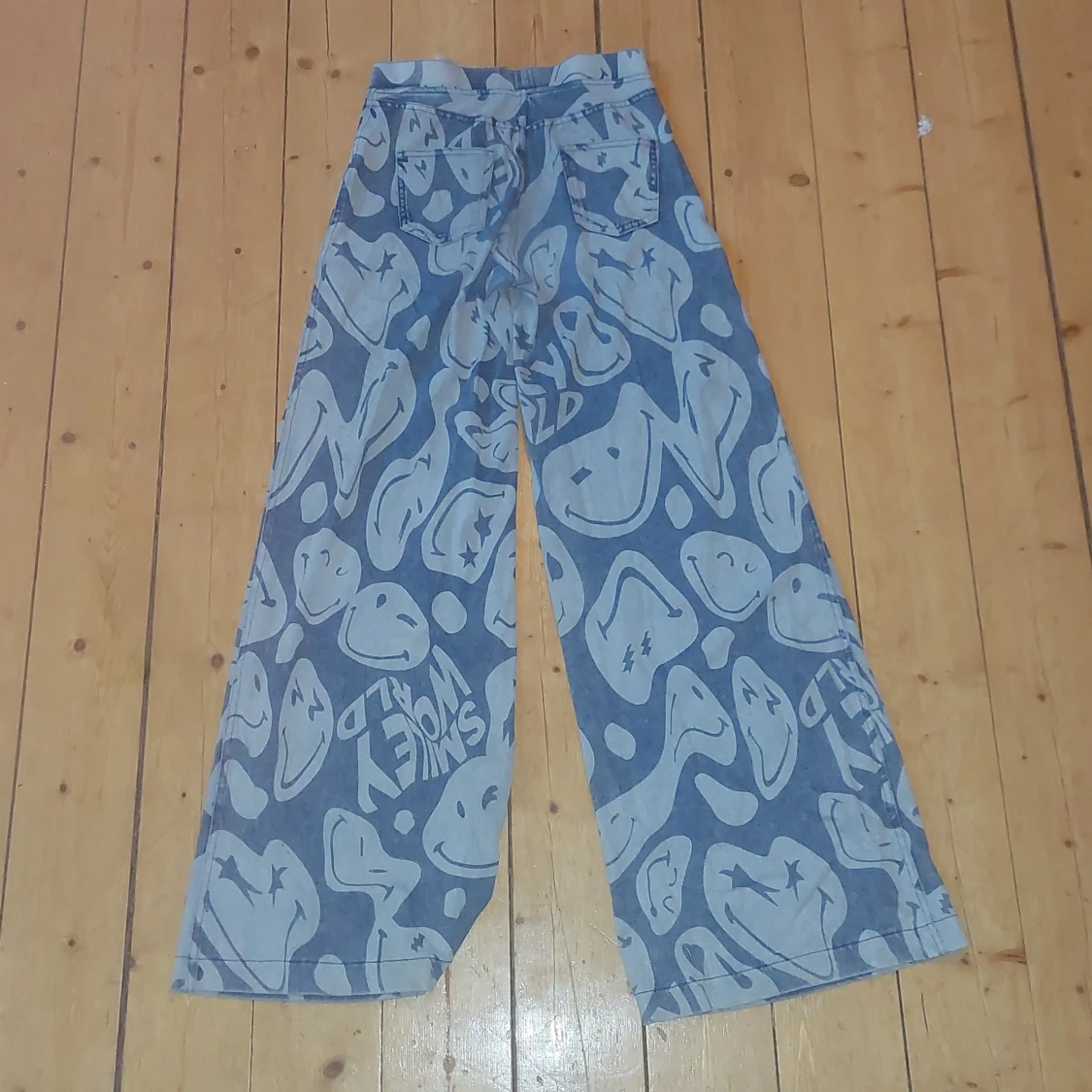 Blå byxor med smiley-mönster från H&M - 1